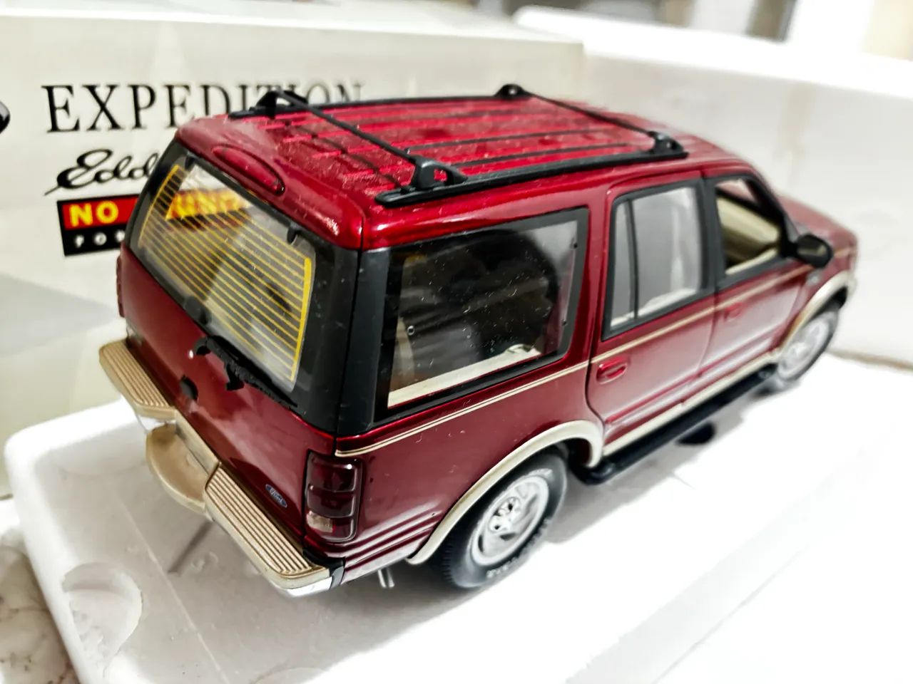 Miniatura ford Expedition 1:18 ut models - Hobbies e coleções
