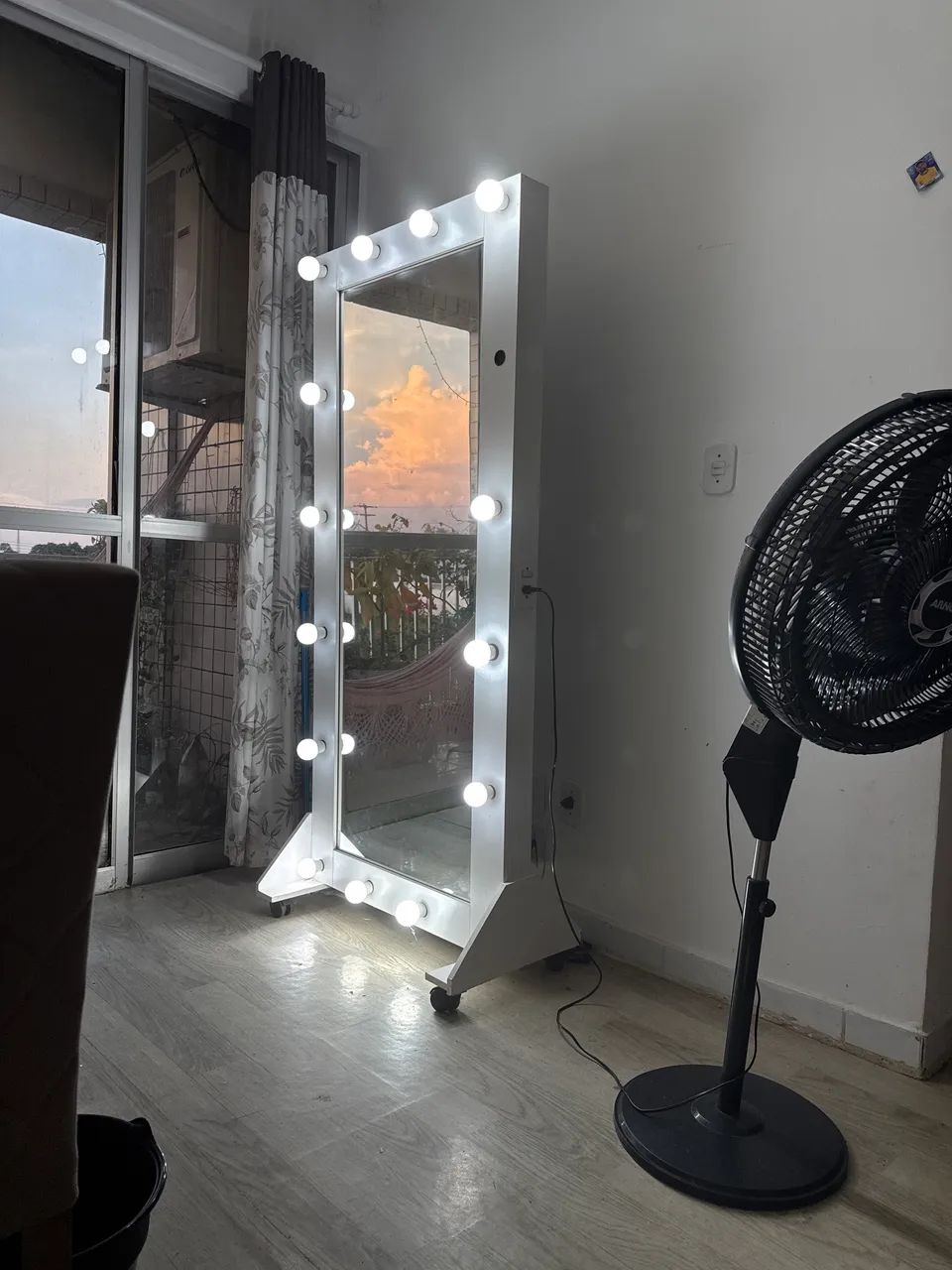 Penteadeira com 16 Lâmpadas de Led e tomada embutida  - Foto 4