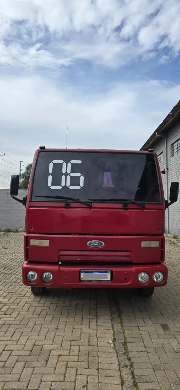 Caminhão Ford Cargo 815E