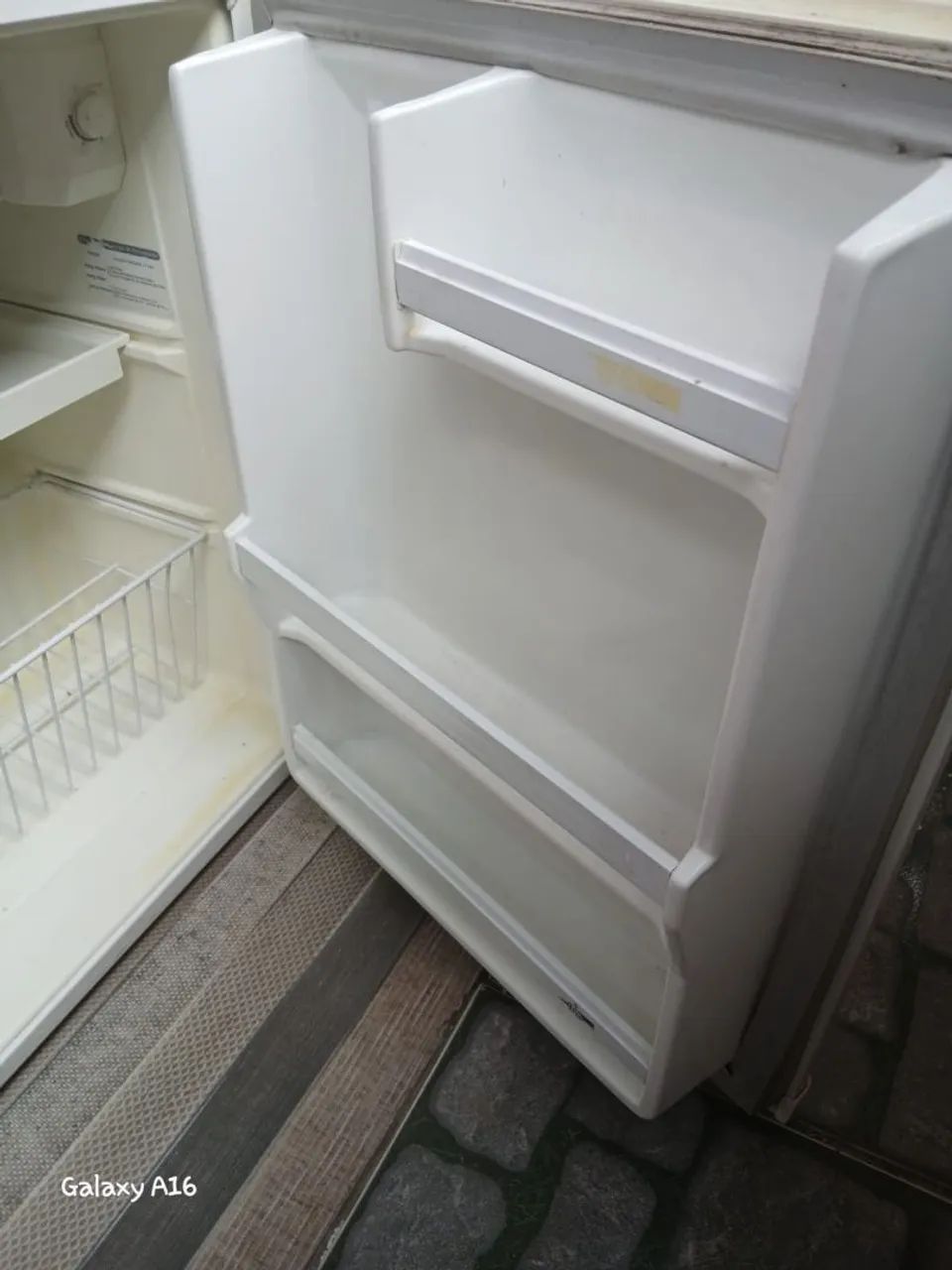 Frigobar,  funcionando perfeitamente.  Gela super bem - Foto 3