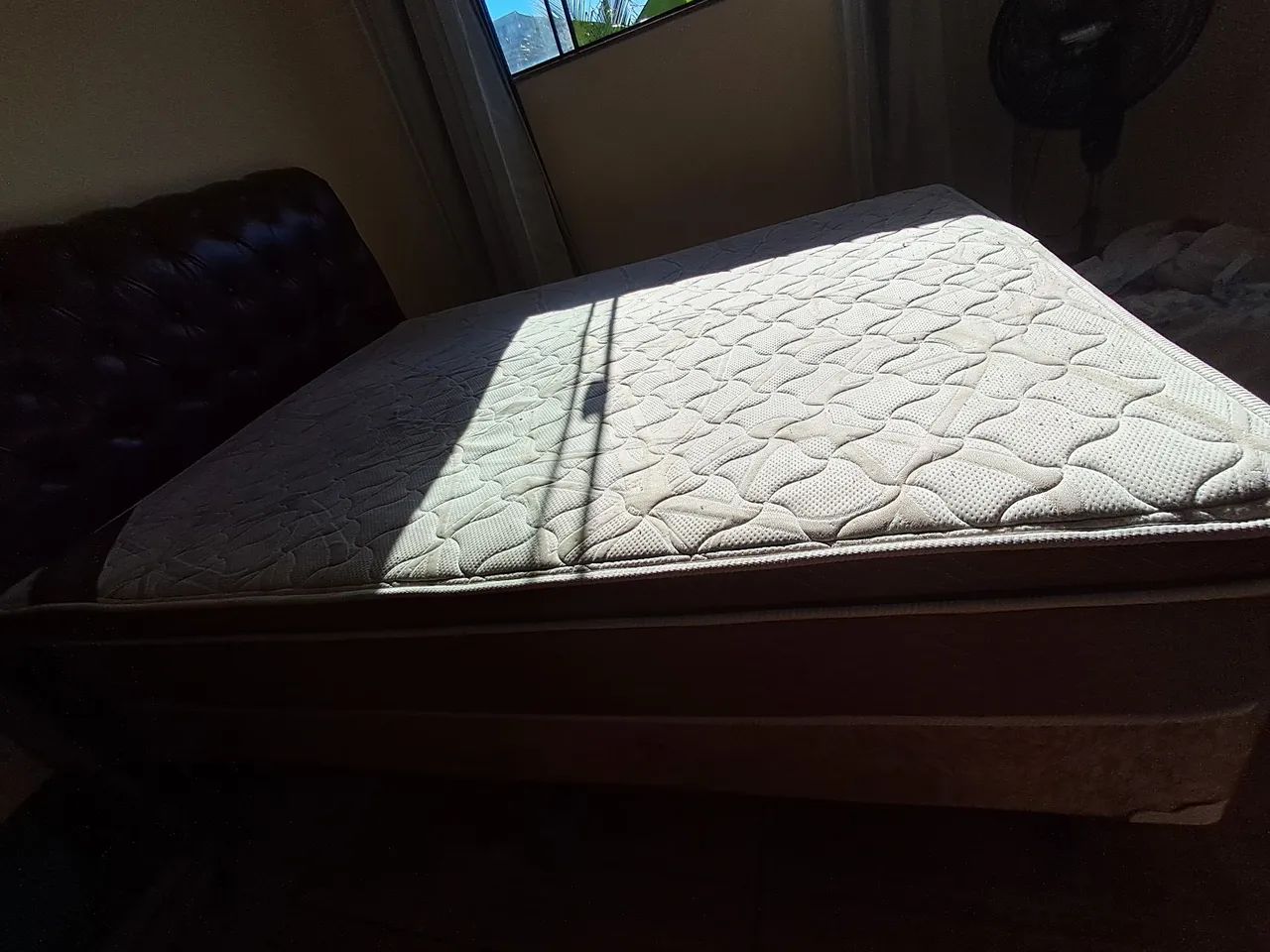 Sofá, cama queen com cabeceira e poltronas - Foto 5