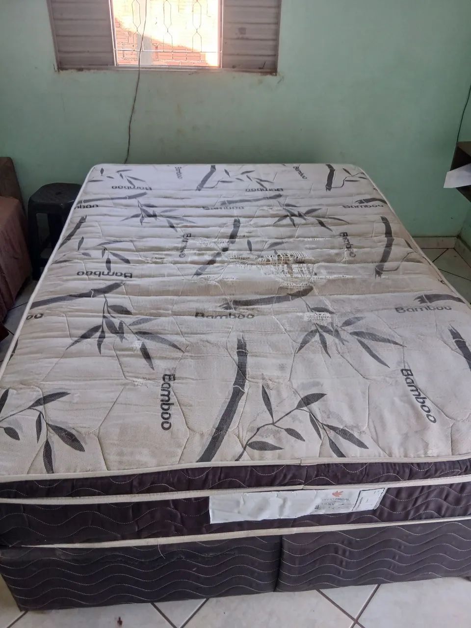 Vende se cama box usada de casal .