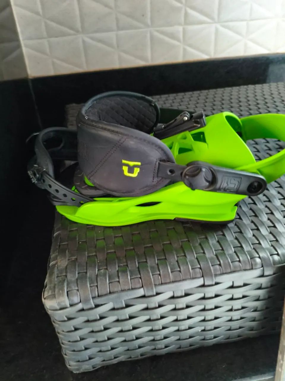 fixação de snowboard Union Binding Company modelo Flite Pro na cor verde neon.