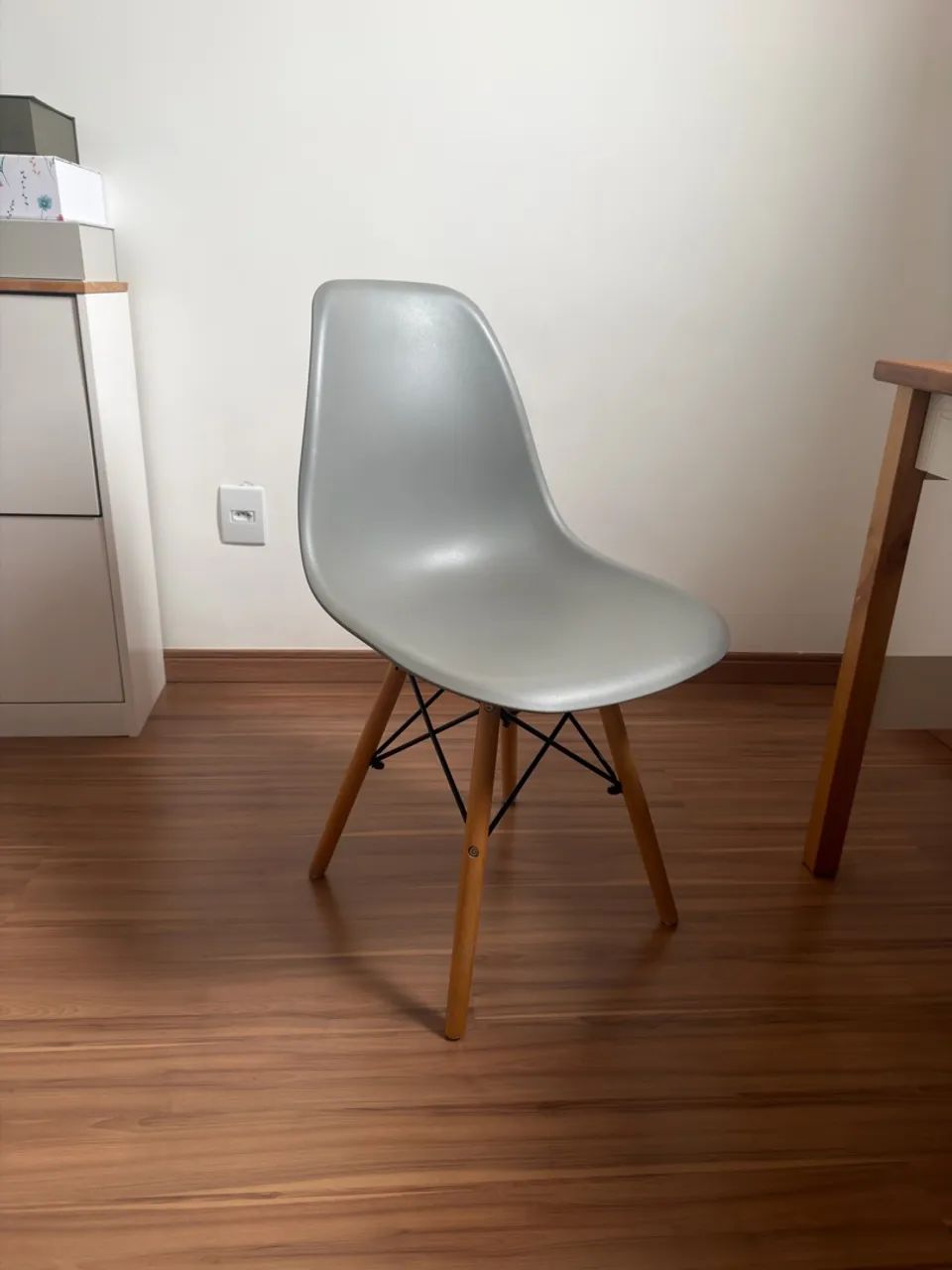 Cadeira Charles Eames Eiffel Cinza 