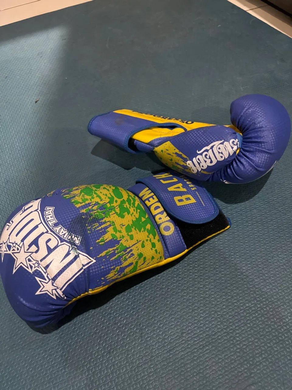 Luvas de box e protetor de canela  - Foto 3