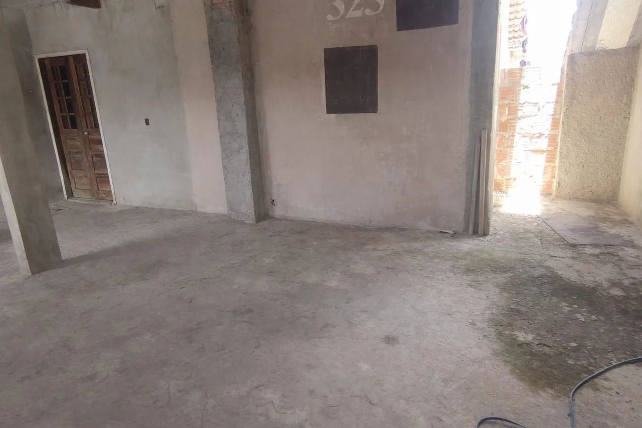 CASA COM PRIMEIRO ANDAR  - Foto 2