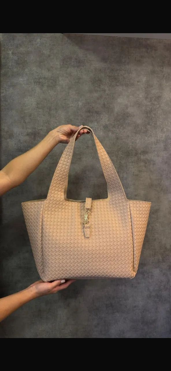 Bolsa Yves Saint Laurent Feminina ALCOCHOADA em Couro - Foto 4