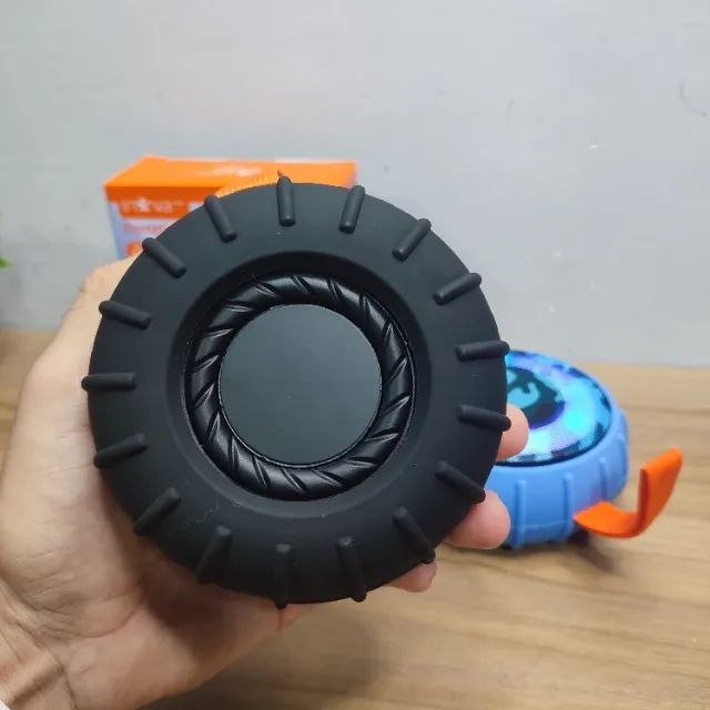 Caixinha de Som Bluetooth Resistente a Água 8W RGB - Foto 4