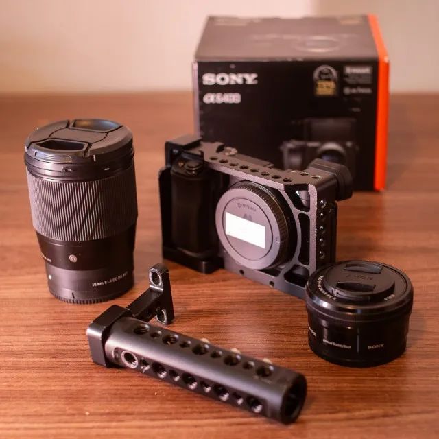 Sony α6400 + Sigma 16mm F1.4 セット Sony A6400 + Sigma 16mm f/1.4 + Sony 16-50mm + Acessórios