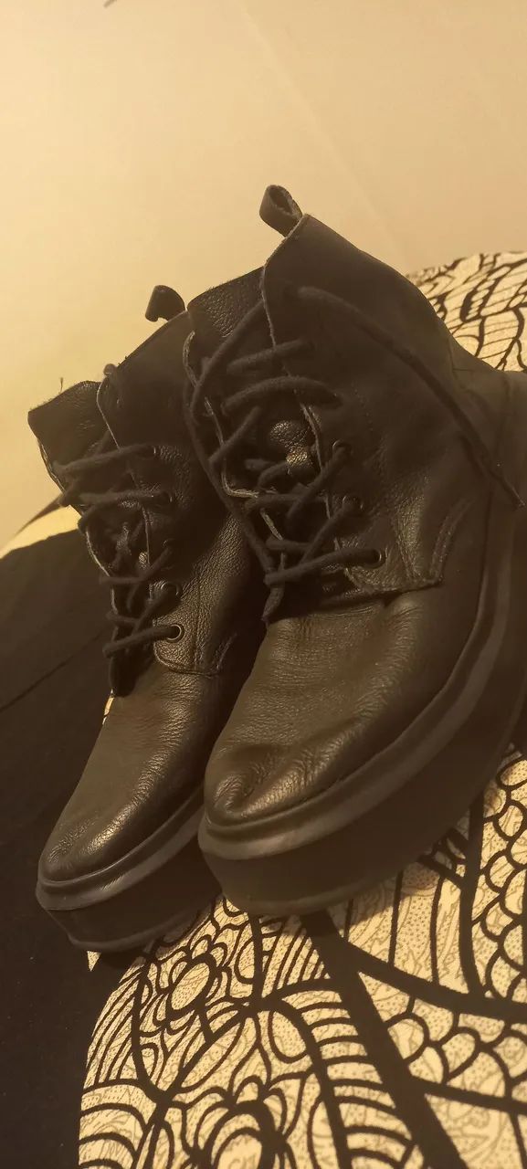 Bota solado robusto muito nova