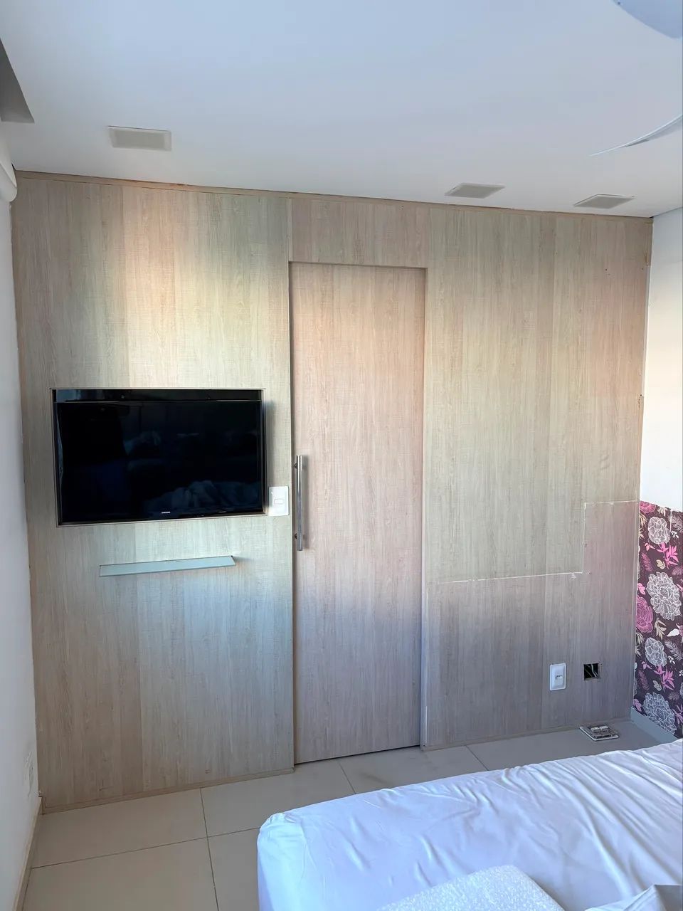 Painel com porta de correr 