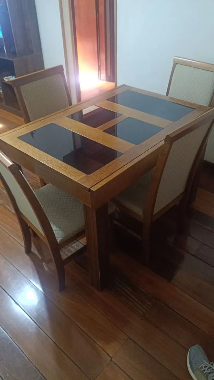 Mesa de jantar em madeira maciça