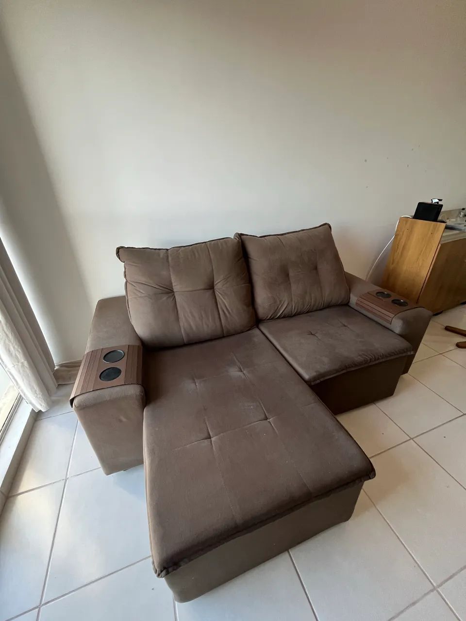 Sofá dois lugares em suede marrom - Foto 2