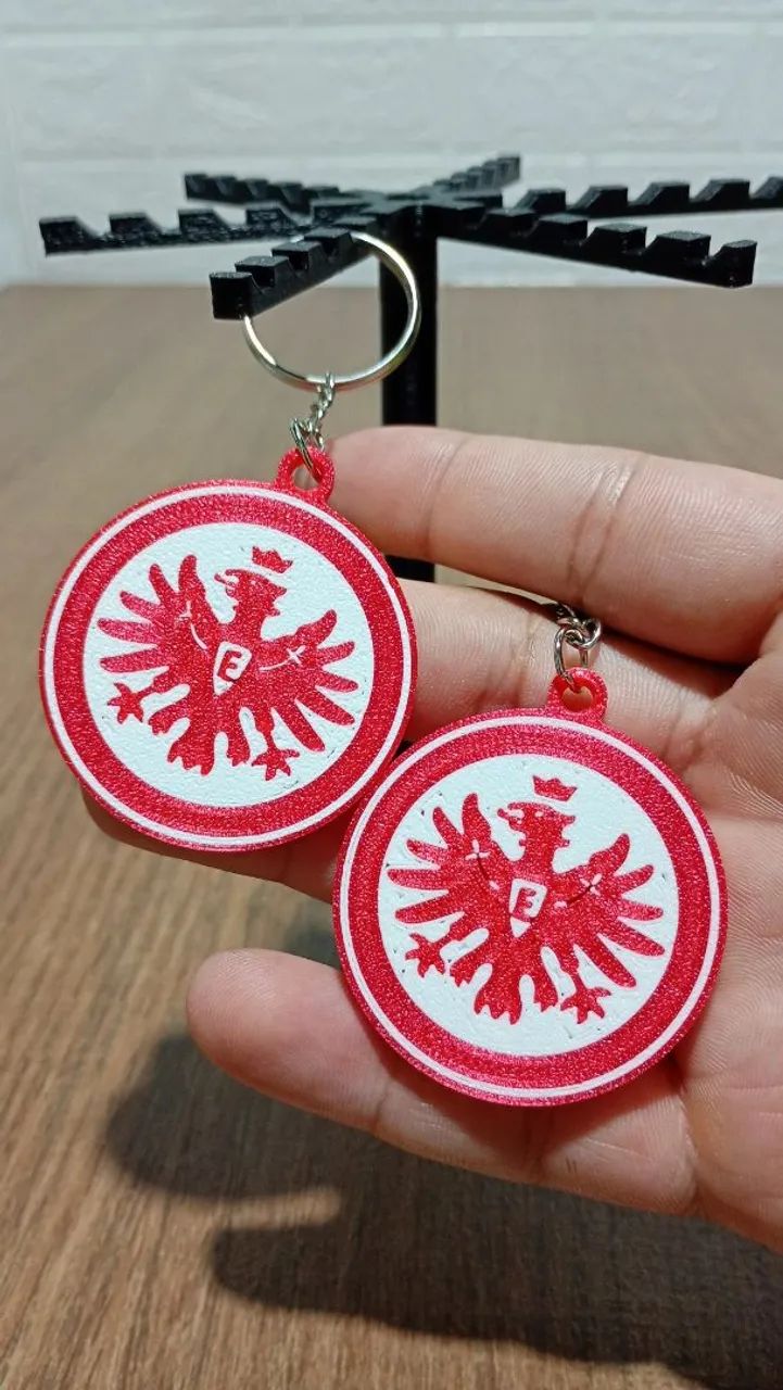 Kit 2 chaveiros do Eintracht Frankfurt em 3D - Foto 2