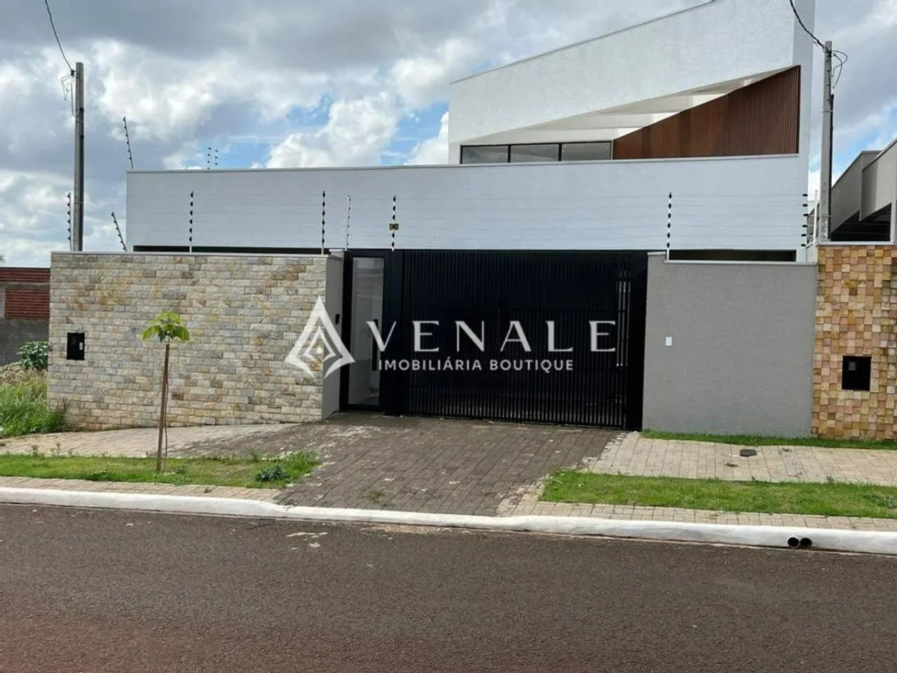 Casa à venda em Maringá, Jardim Munique, com 3 suítes, com 150 m²