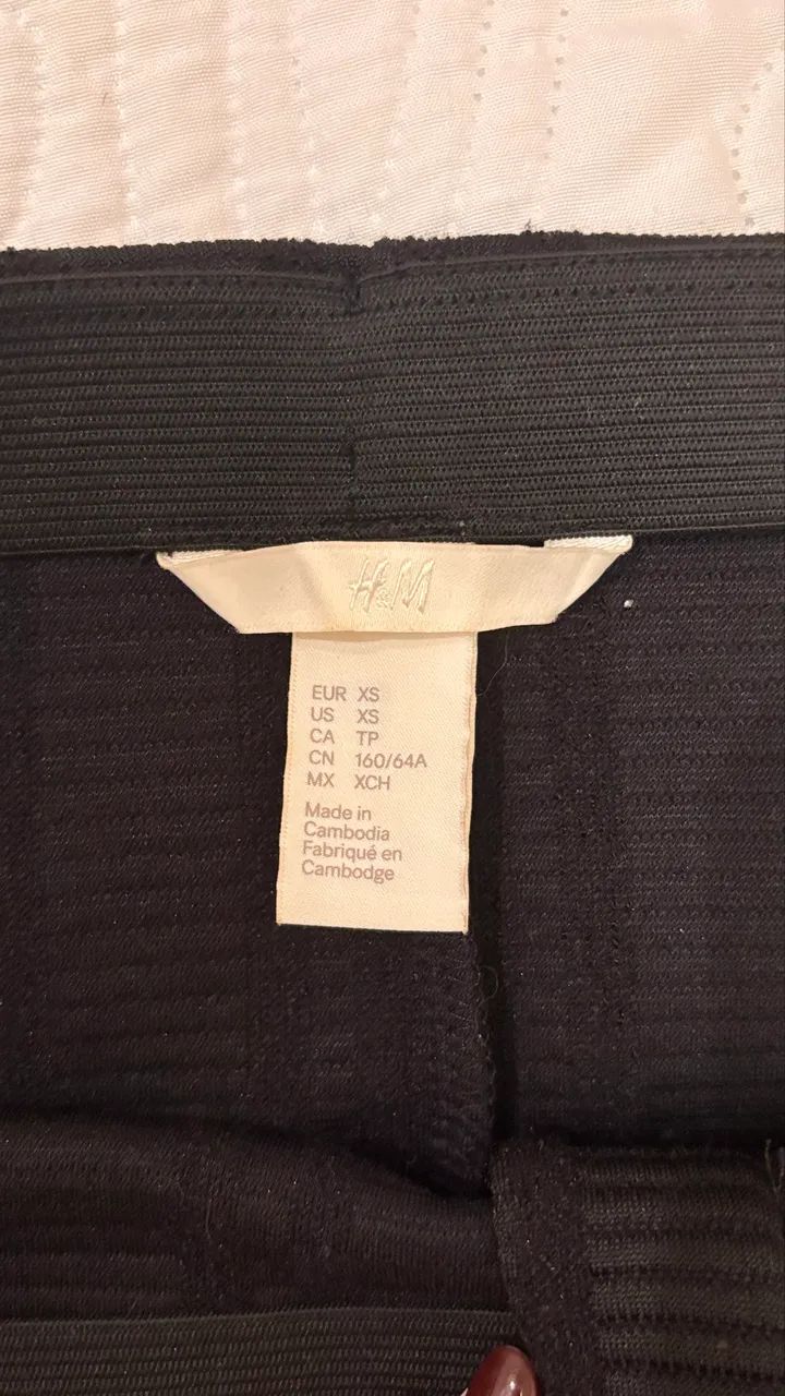 Saia lápis preta com elástico e zíper H&M - Foto 4