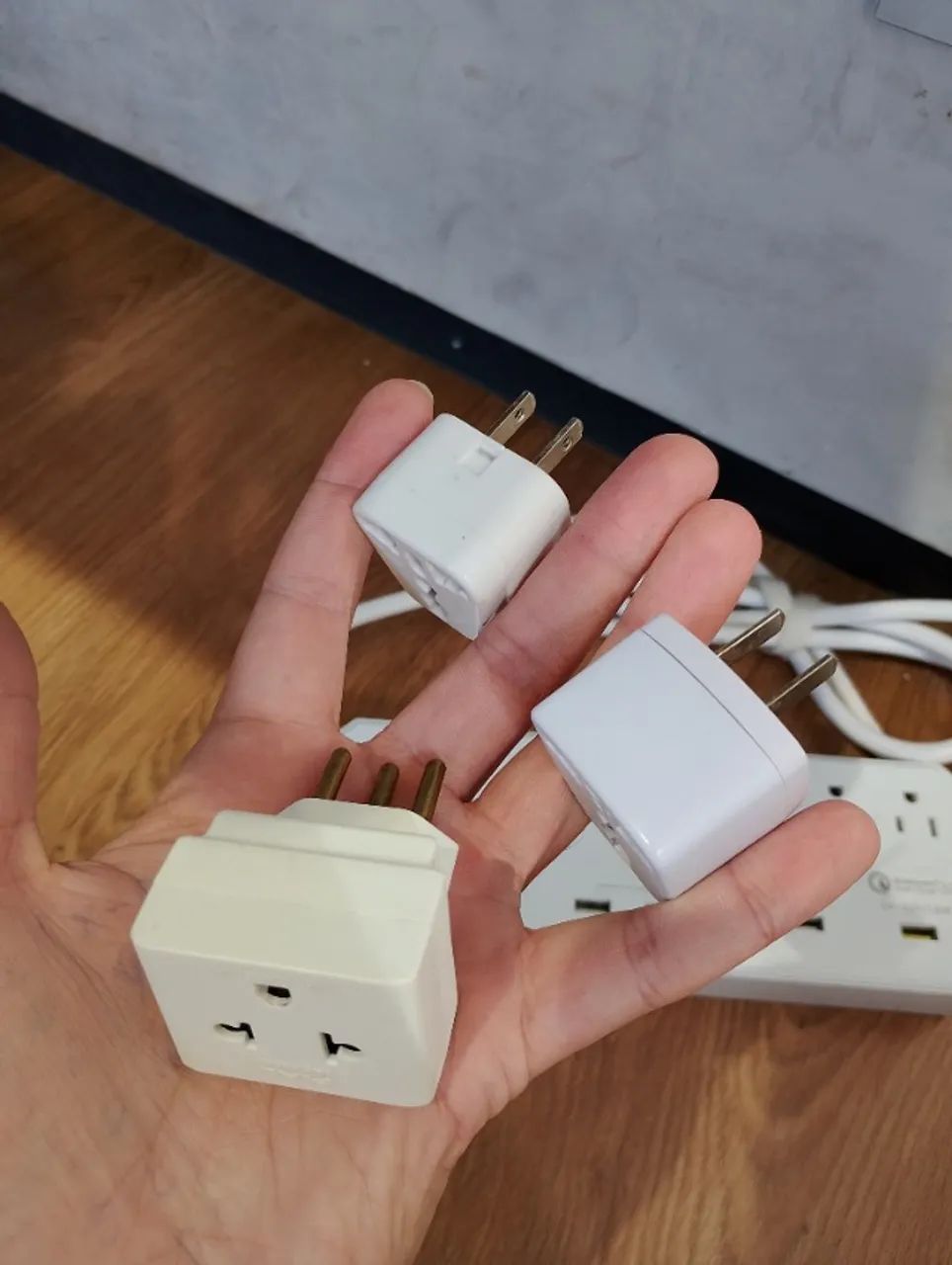 Conversor de Tensão universal 220v Para 110v com entradas para USB e tomadas - Foto 4