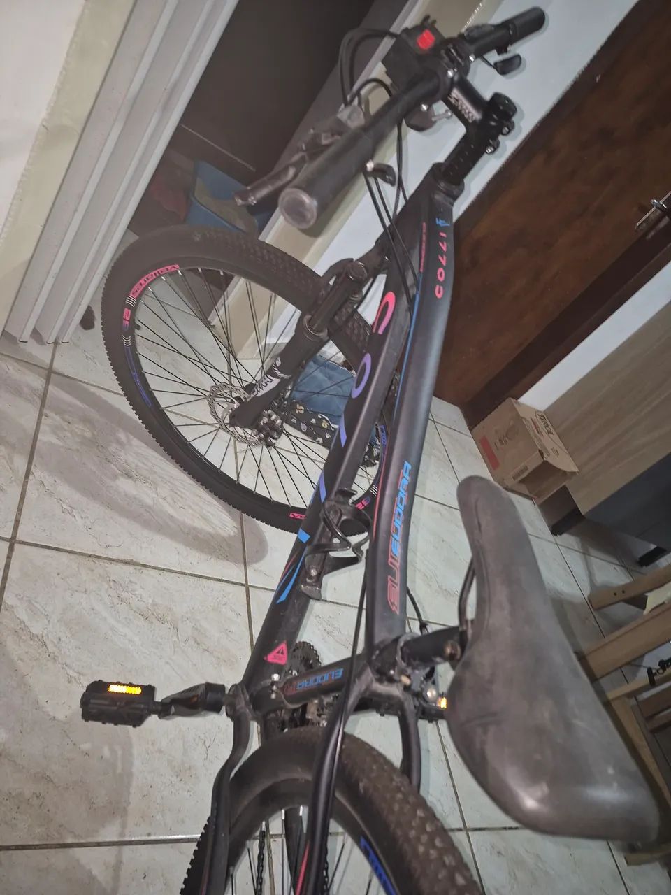 Uma bicicleta com marcha  - Foto 2