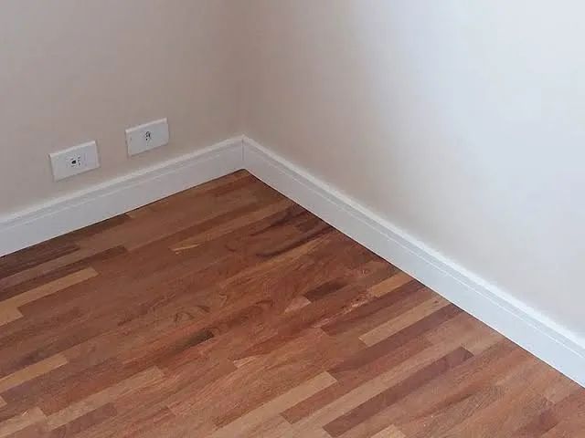 Instalação Rodapés e pisios vinilicos - Foto 2