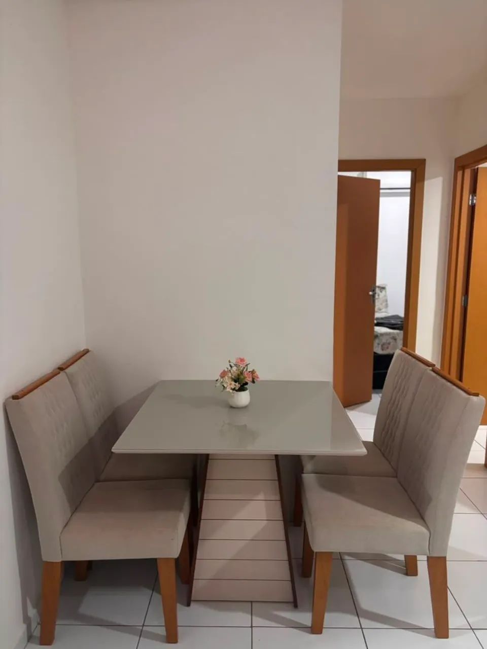 Mesa de jantar com tampo de vidro 