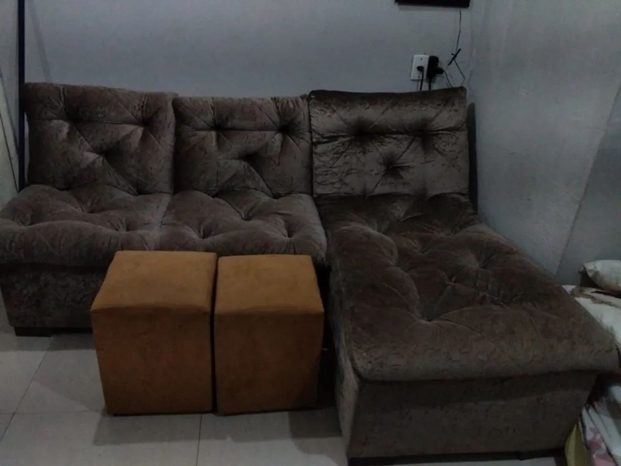 Sofá 2 lugares com Divã conjugado e 2 puffs.