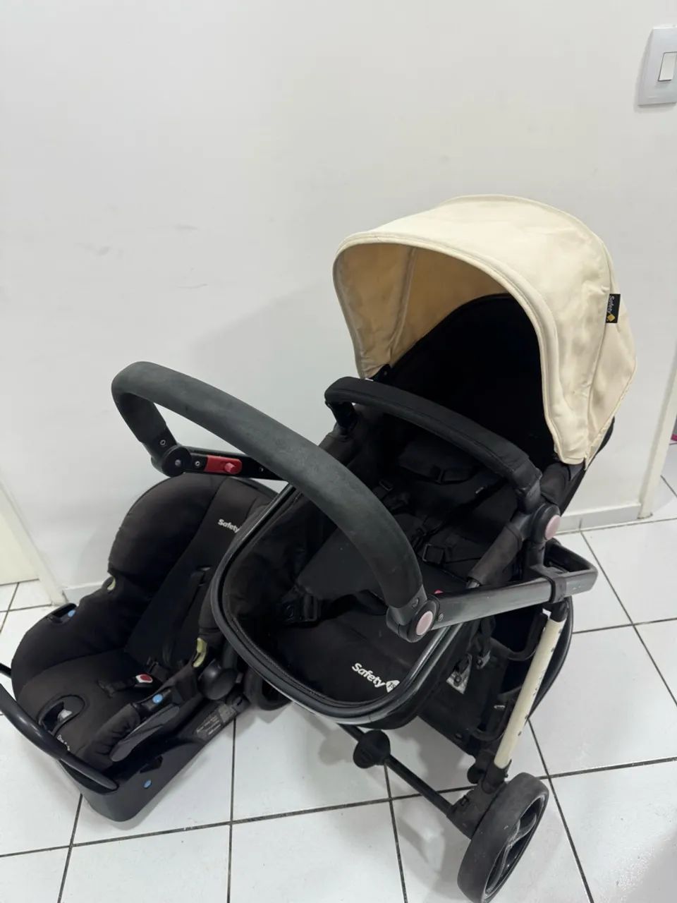 Carrinho de bebê + bebê conforto 