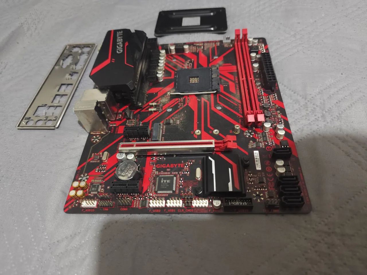 Placa mãe b450m GAMING GIGABYTE  - Foto 3
