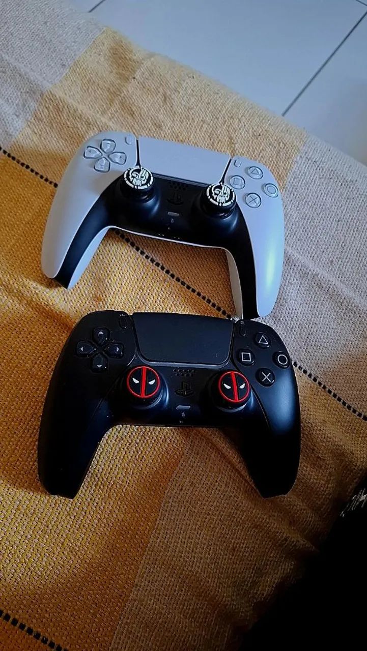 PS5 MÍDIA FÍSICA E DIGITAL COM 2 CONTROLES + 2 JOGO - Foto 2