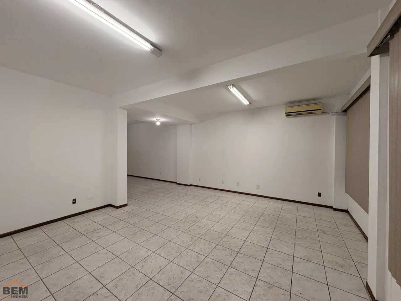 Sala comercial para alugar com 60 m² no Centro de Itajaí. - Foto 2