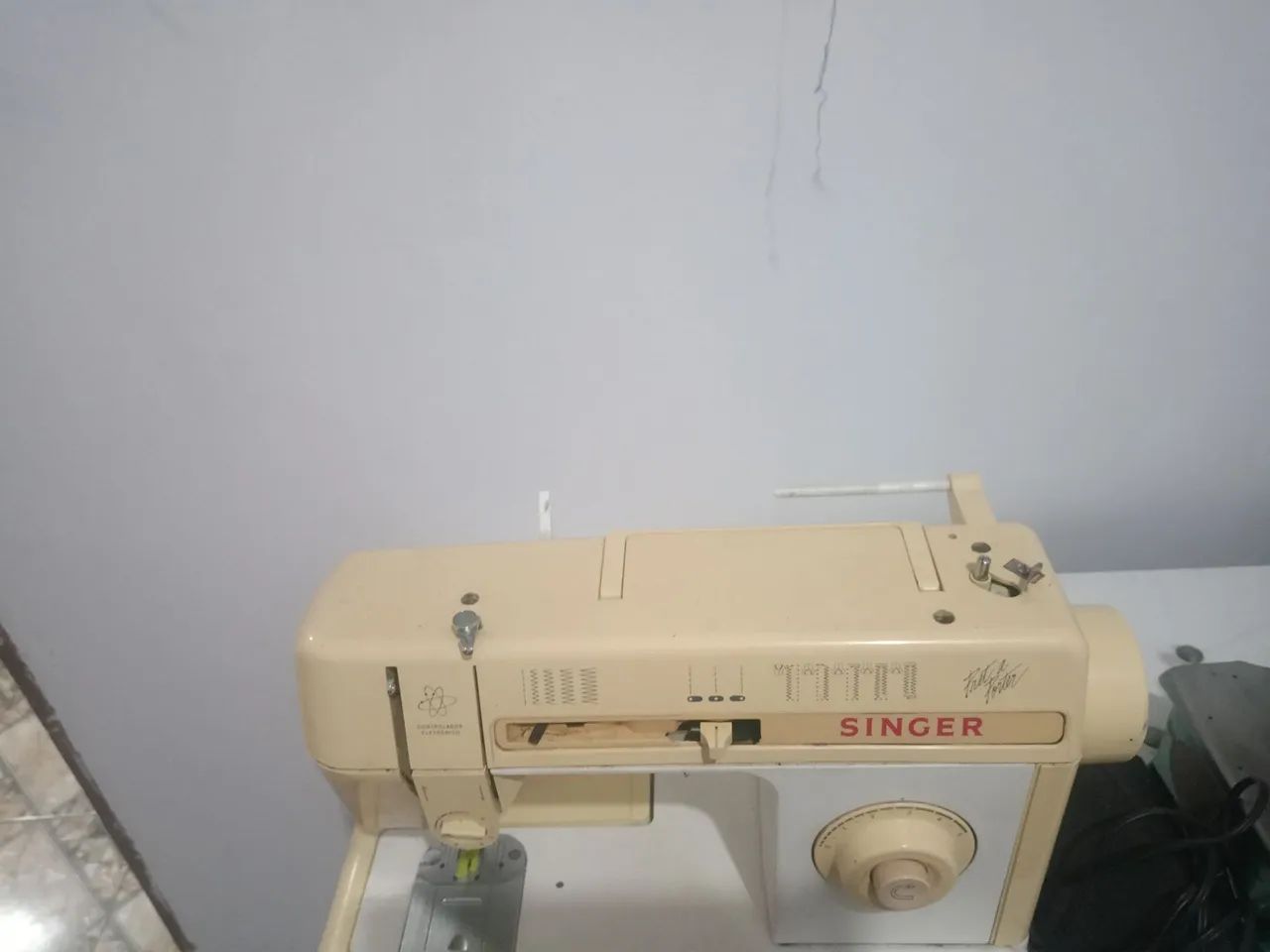 Vendo máquina Singer funcionando bem - Foto 2