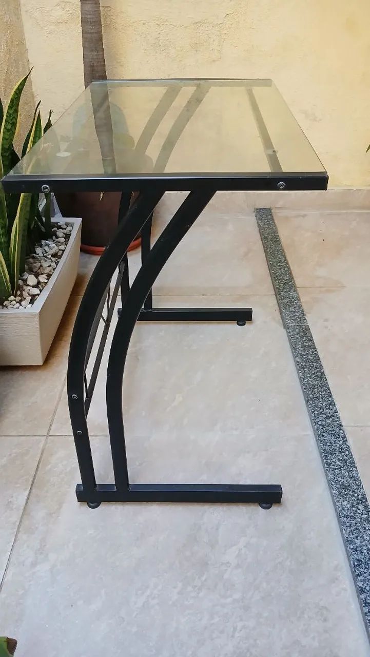 MESA / ESCRIVANINHA EM VIDRO E FERRO PRETO - Foto 4