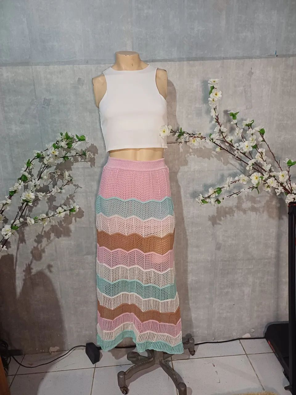 Conjunto de saia longa de tricô e cropped 