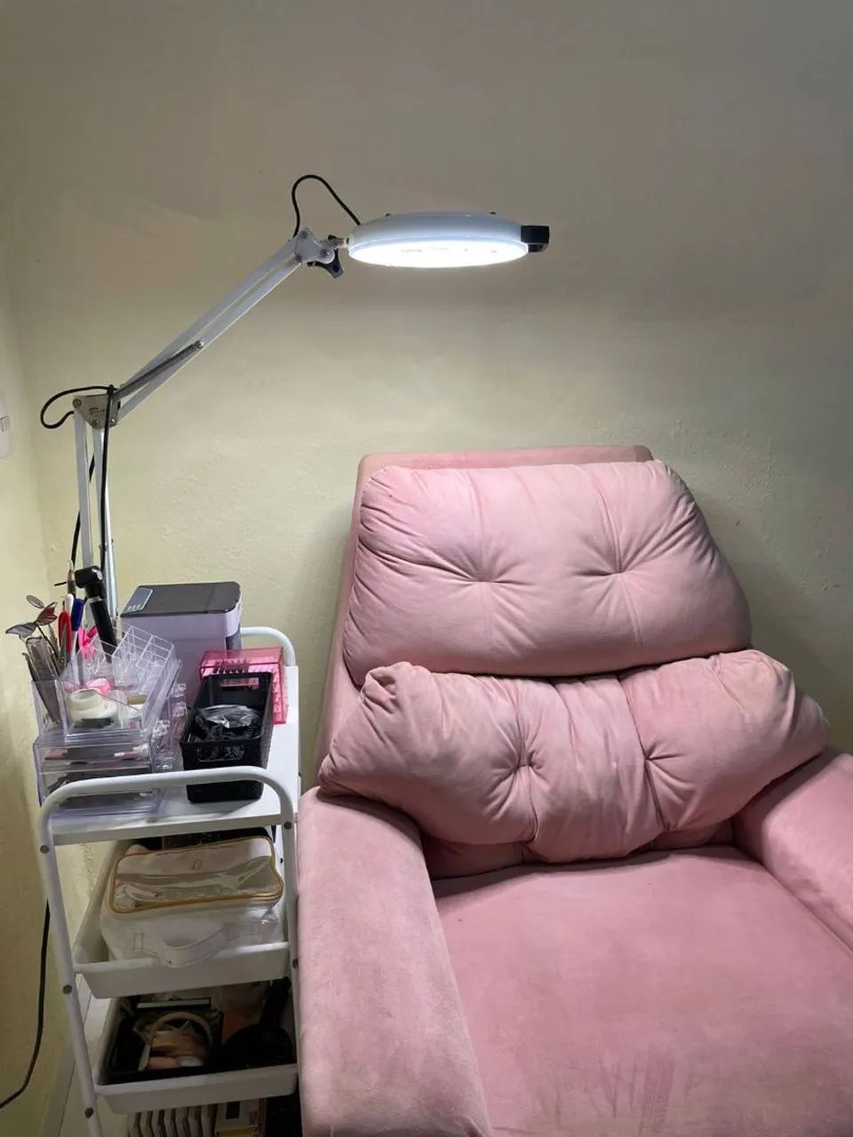 Kit completo: poltrona, luminária e carrinho auxiliar. . 