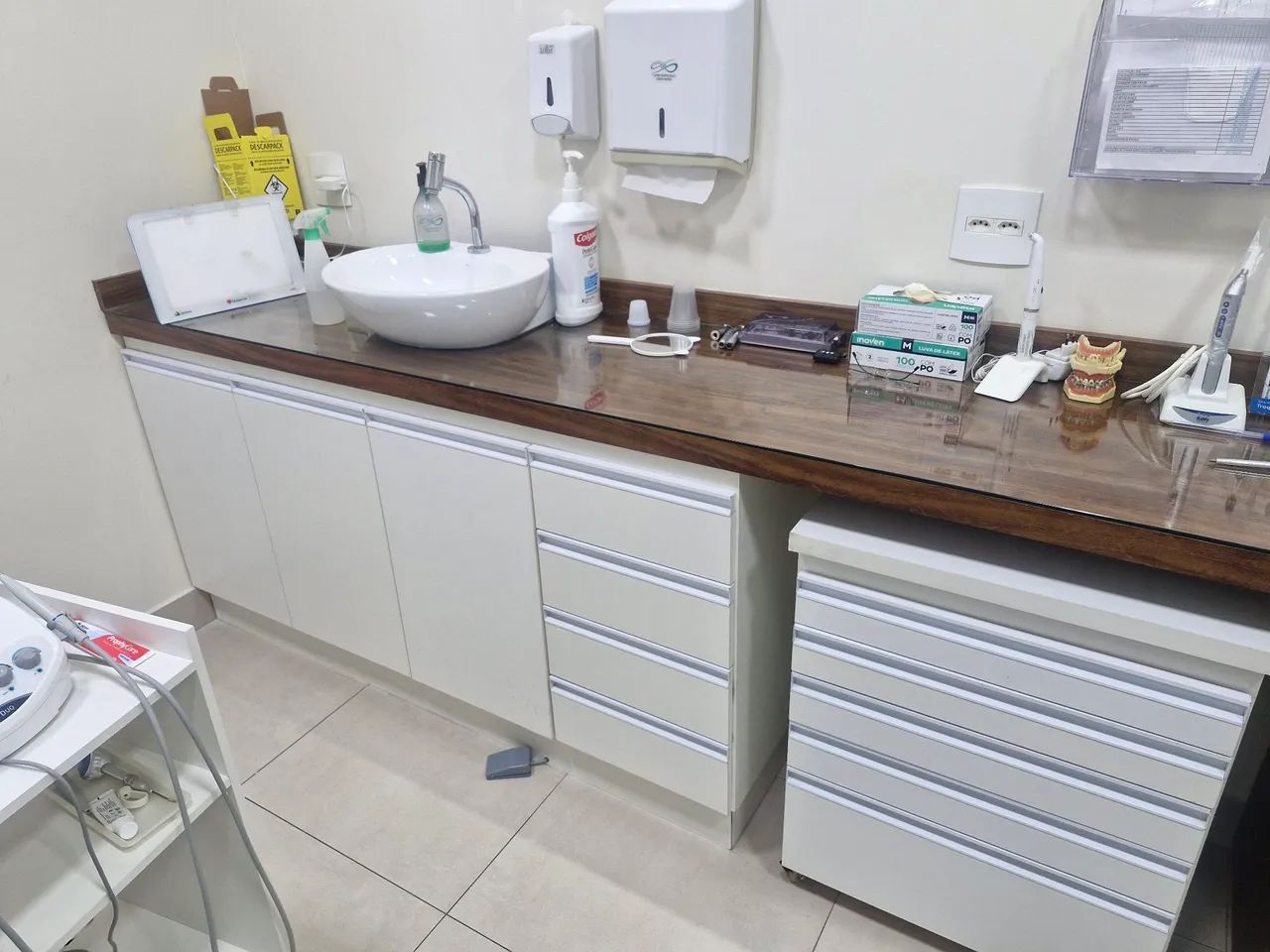 Armário odontológico com carrinho auxiliar