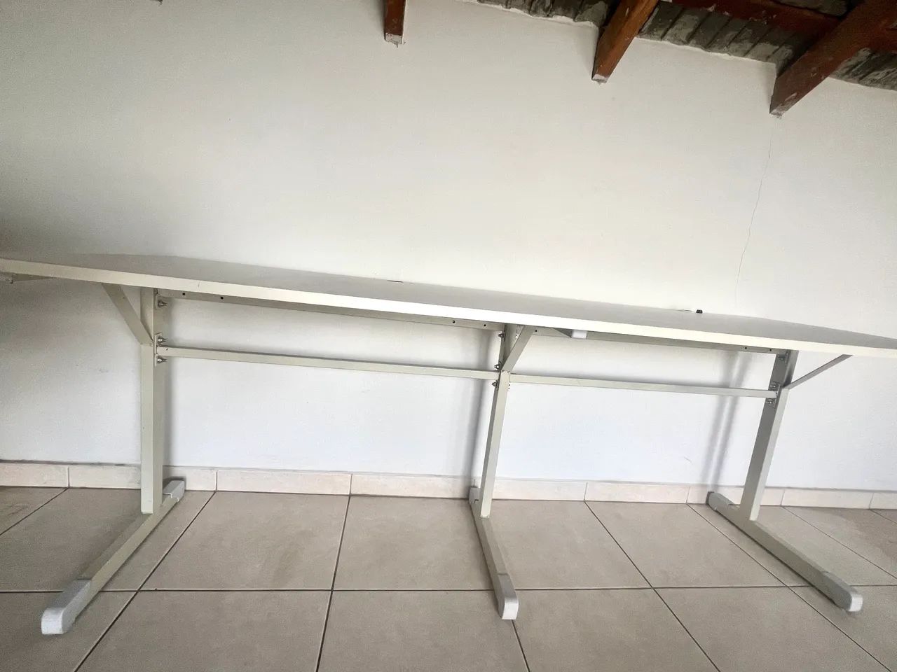 Mesa de Escritório Grande com Estrutura Metálica - Ótimo Estado - Foto 5