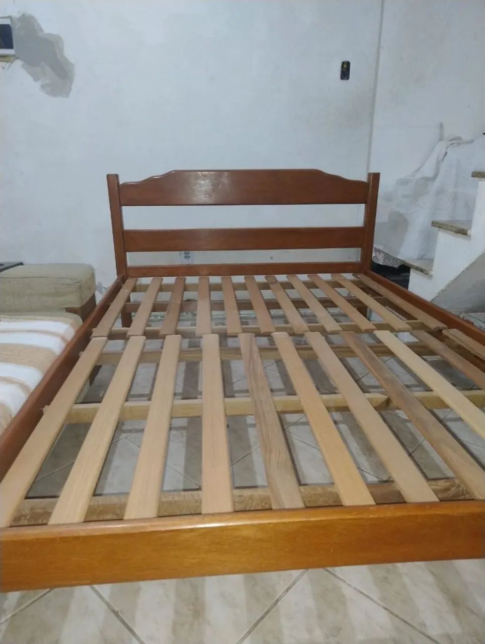 Vendo cama de casal Madeira - Foto 2