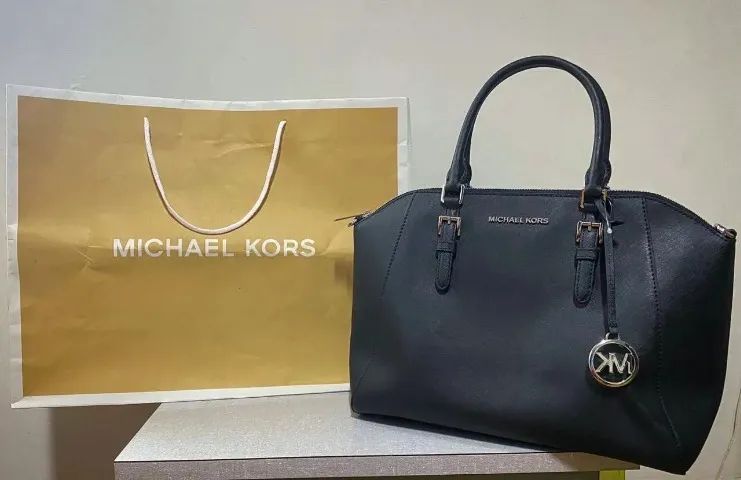 Bolsa Michael Kors Preta - IMPORTADA - Foto 2