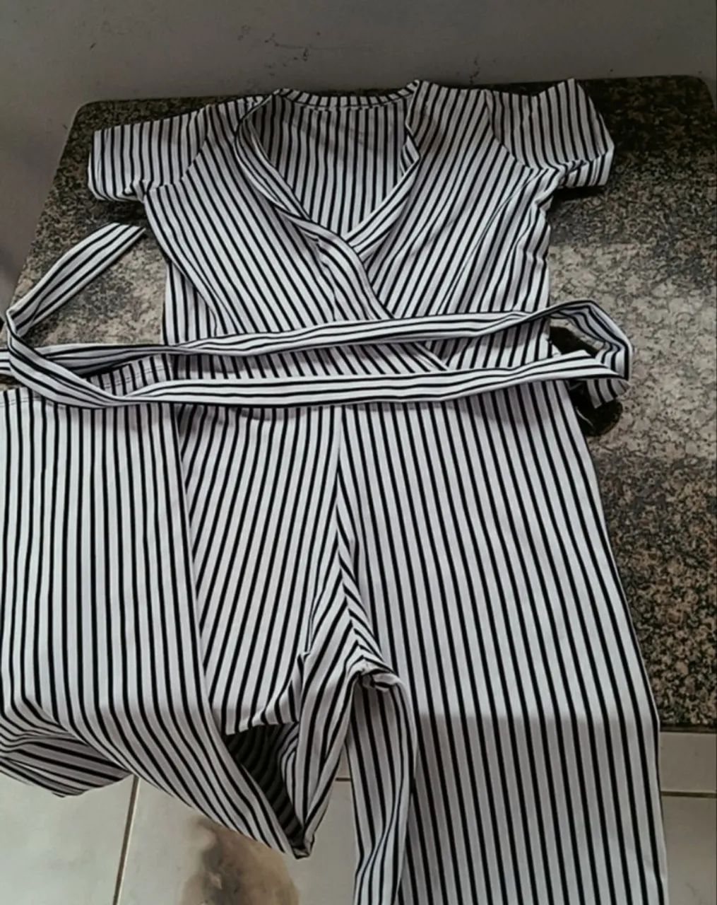 Macacão de lycra preto e branco, nunca usado. Peça nova.Deaapego 