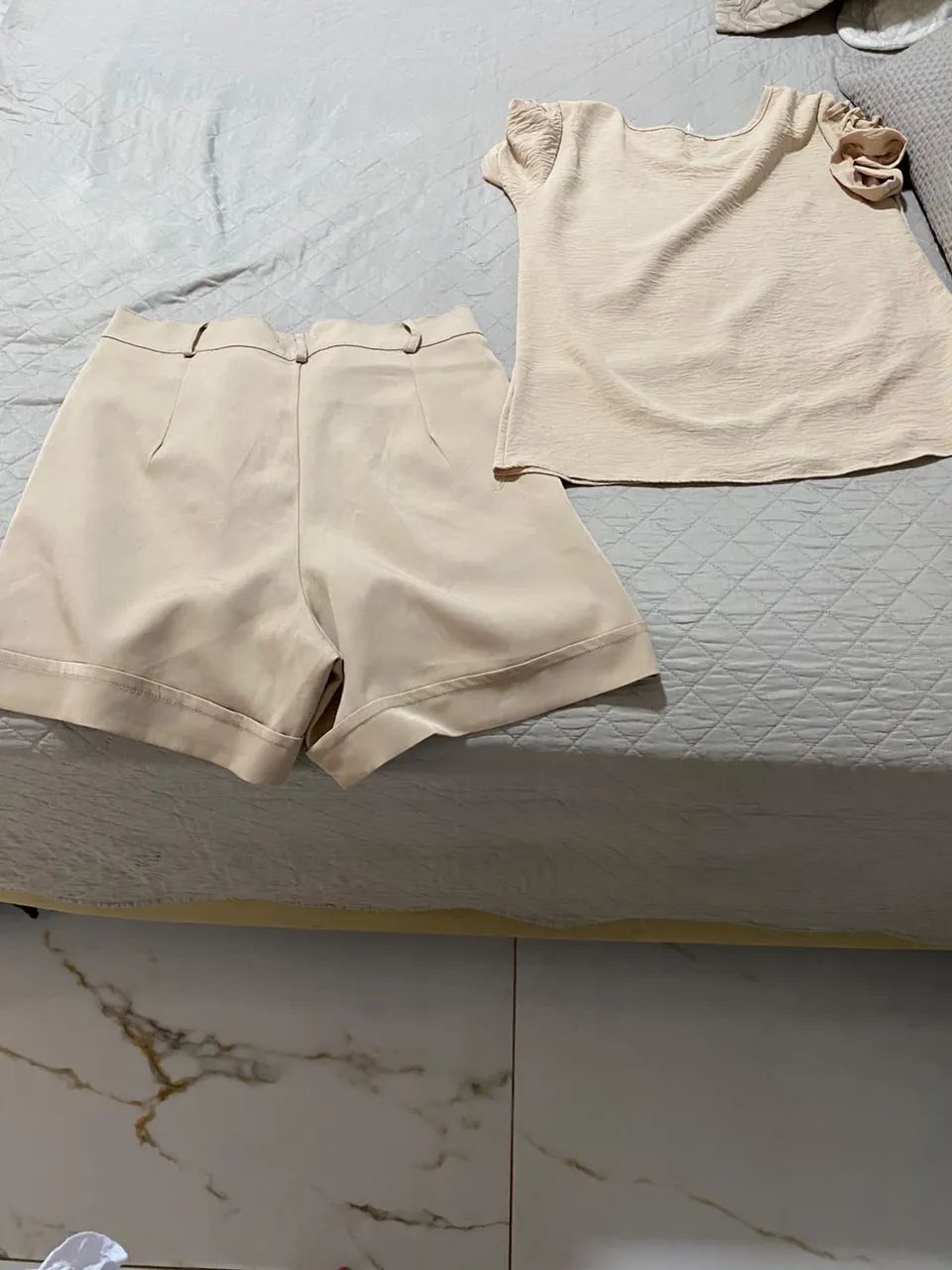 Short alfaiataria e blusa bege 