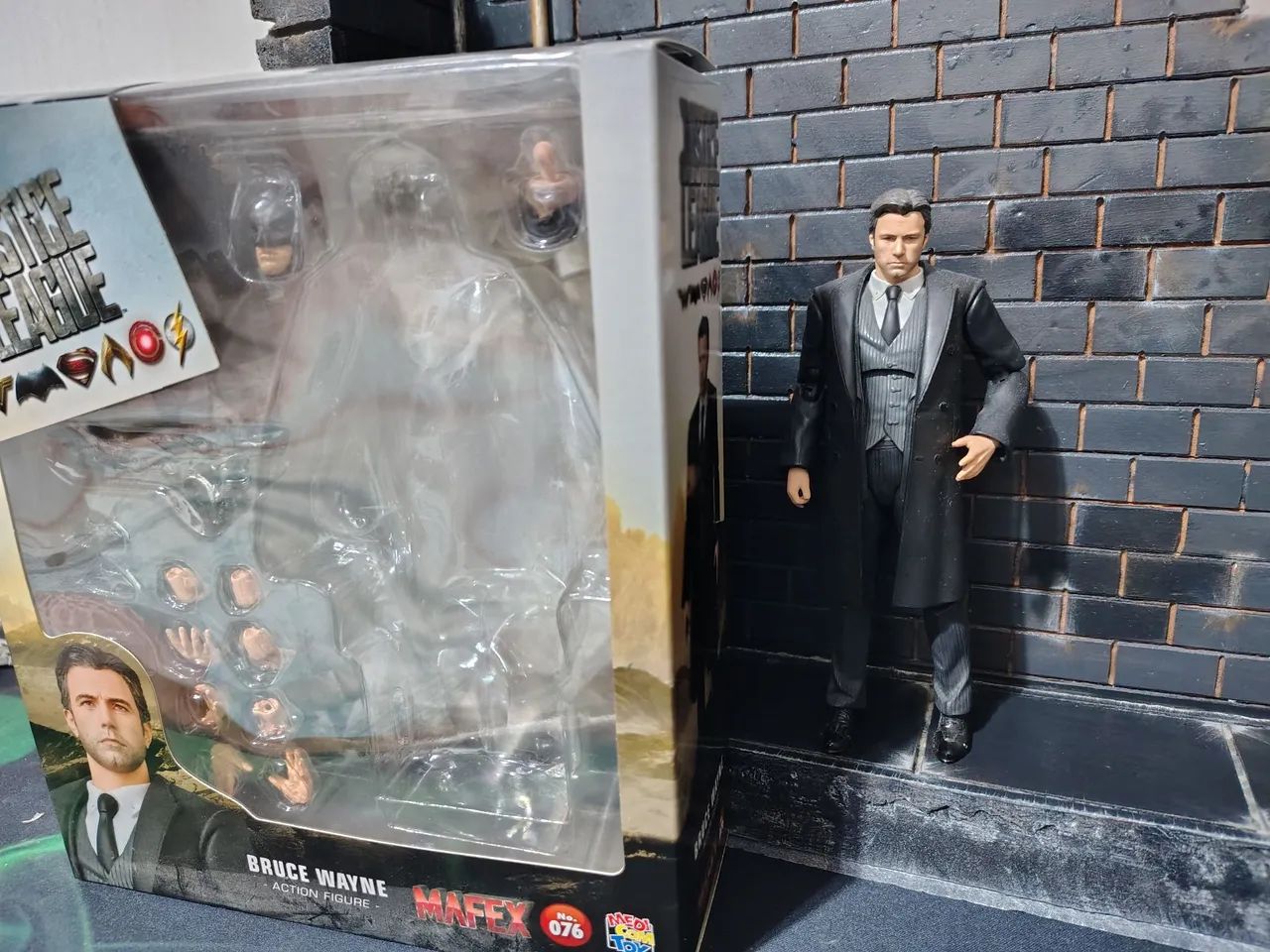 Bruce Wayne Ben Affleck Mafex 