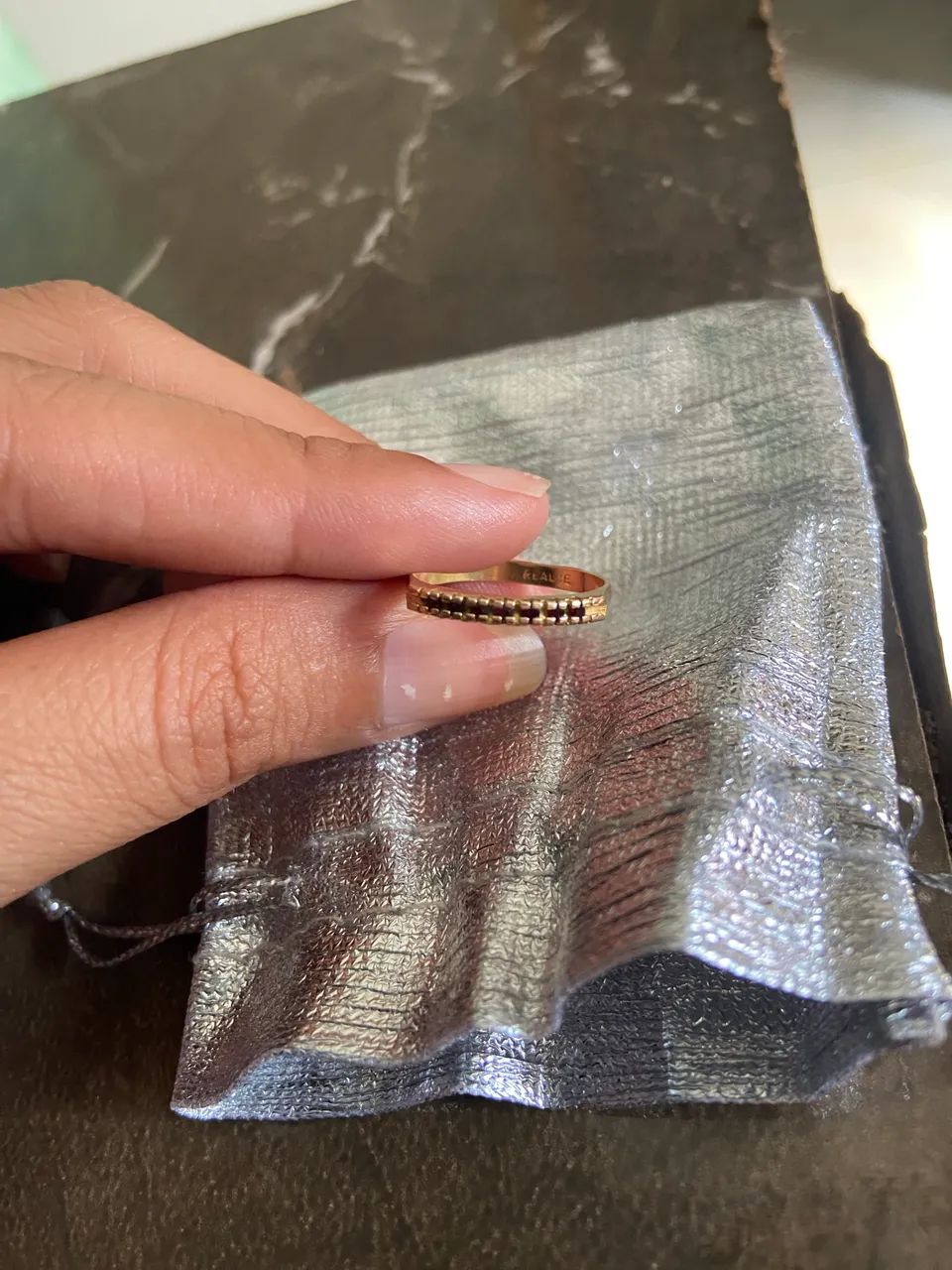 Vendo anel dourado com pedras vermelhas.  - Foto 3