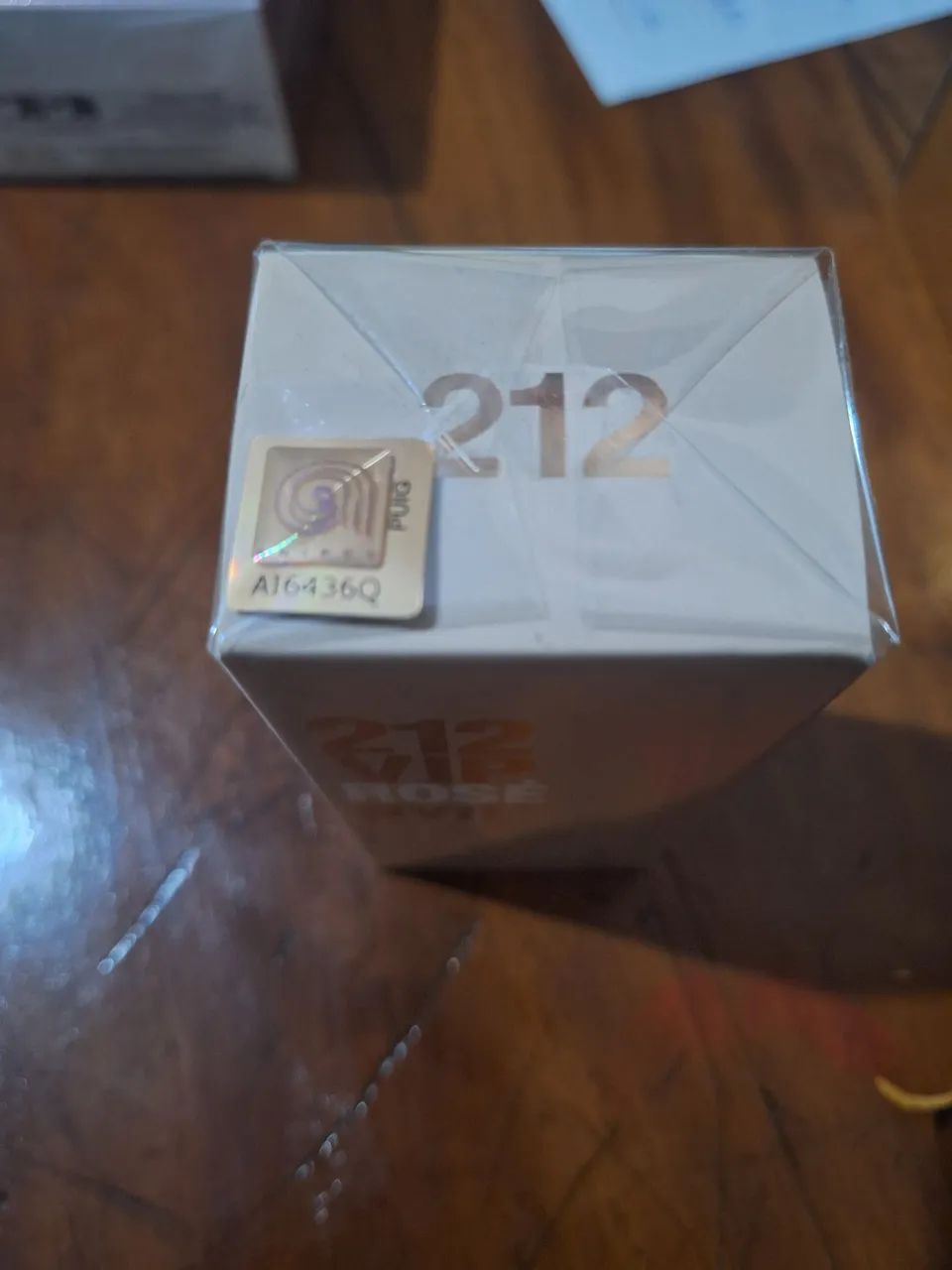 Perfume Carolina Herrera 212 vip Rose 30 ml - Foto 2