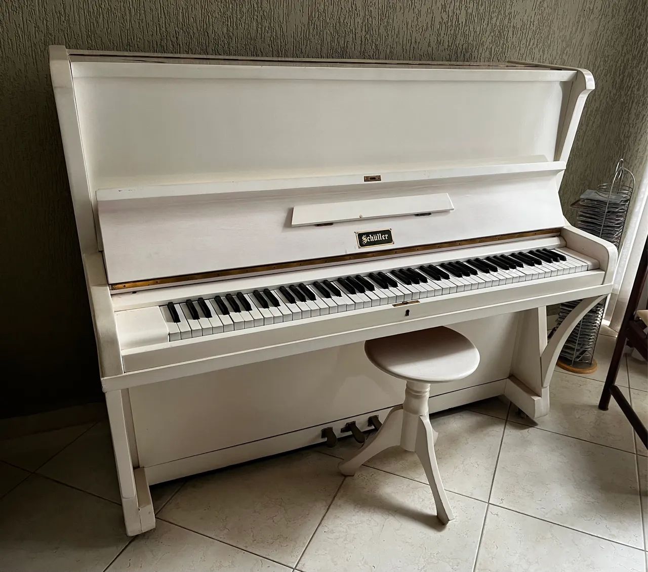 Piano vertical branco da marca Shuller - Foto 3