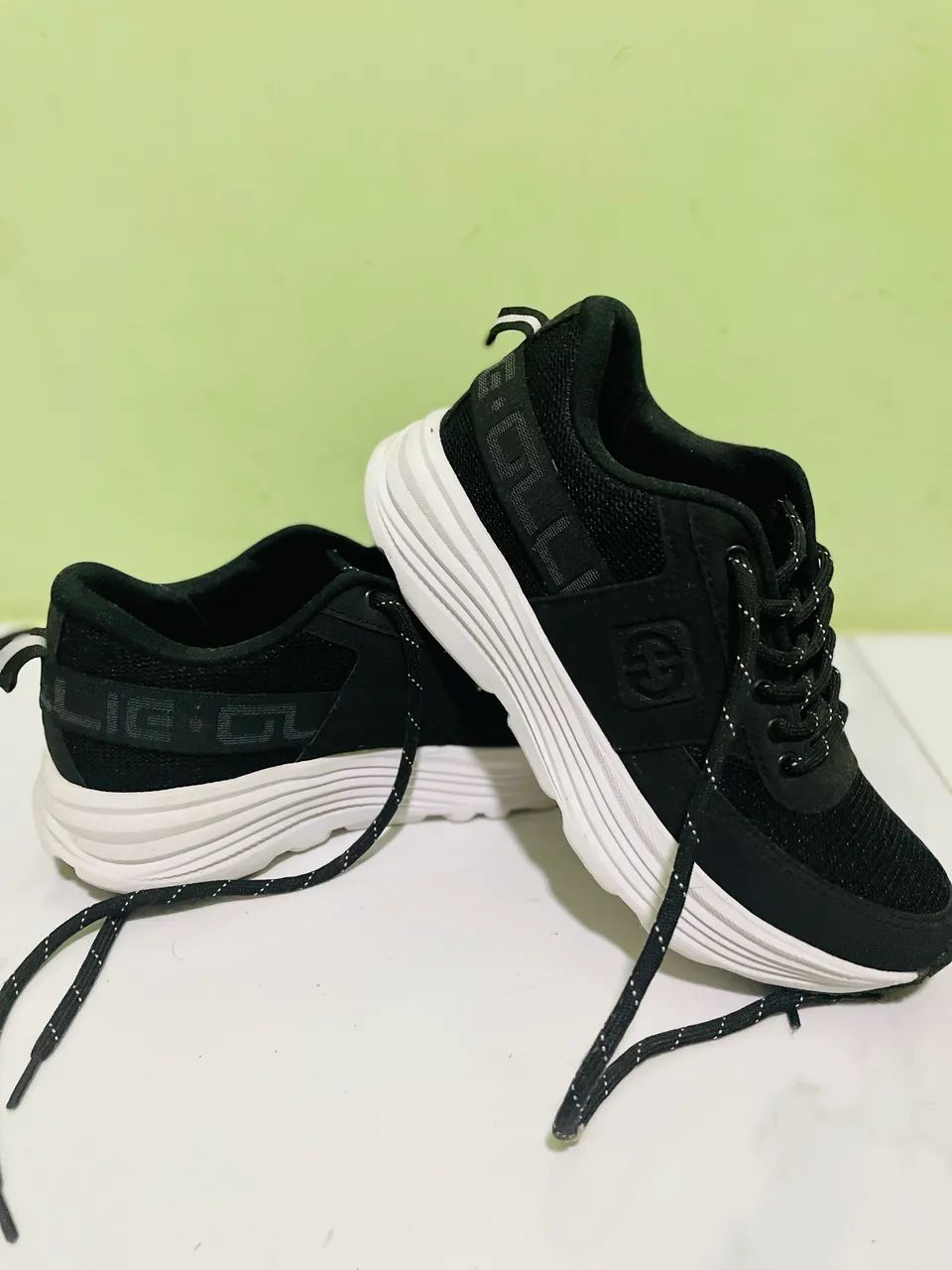 Tênis preto e branco 