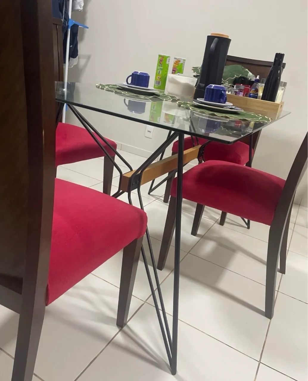 Jogo de mesa 4 lugares com cadeiras