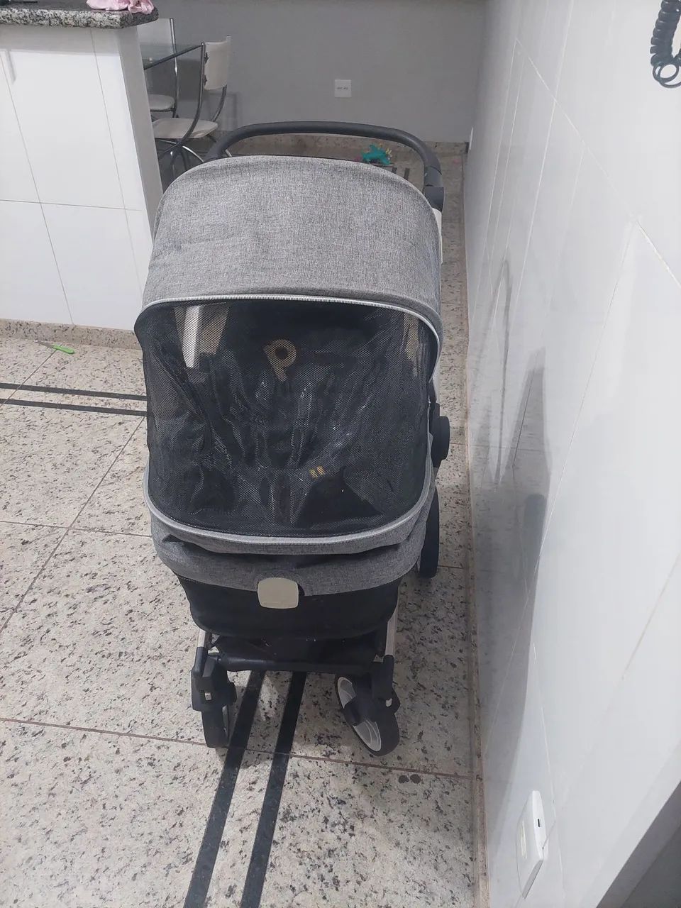Vendo carrinho de bebe com bebe conforto - Foto 2