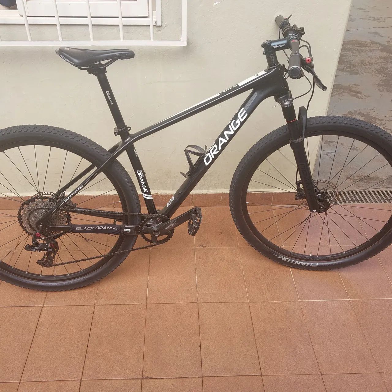 Bike Carbono 12 velocidades Semi Nova Black Orange pouco rodada  - Foto 2