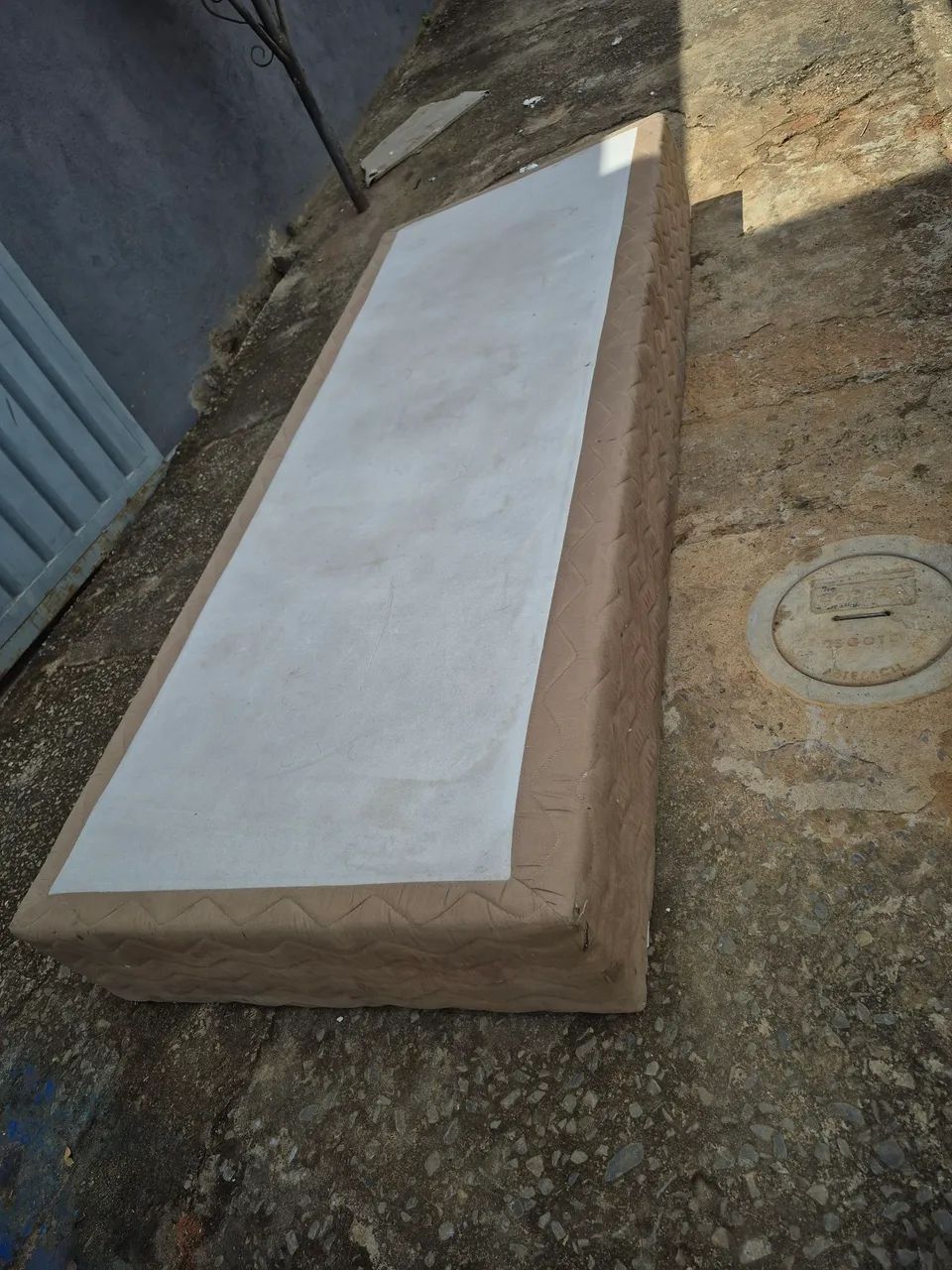 Cama box solteiro com os pés 