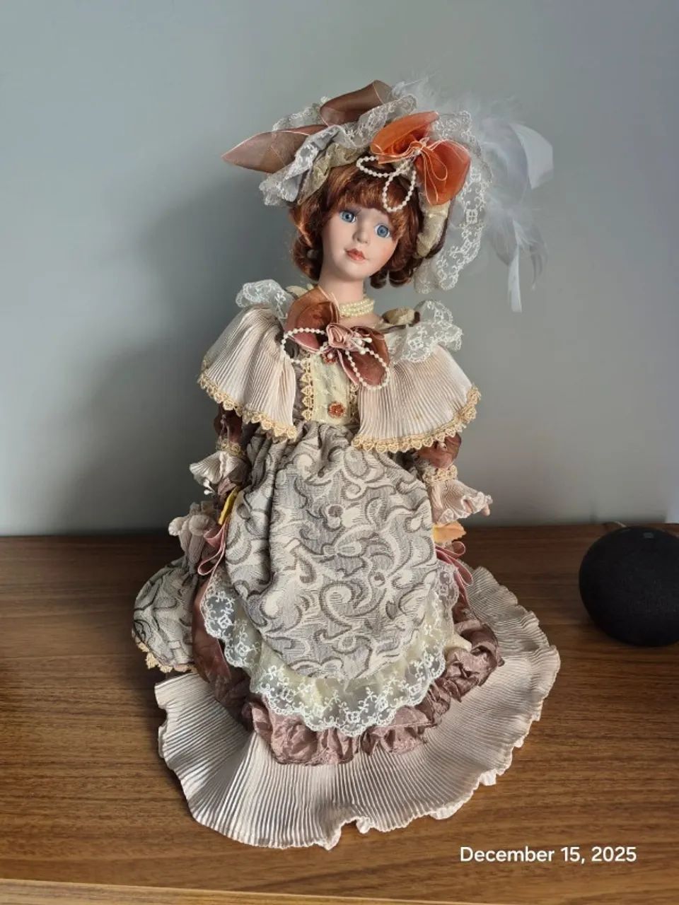 Boneca de porcelana com vestido vitoriano USADA
