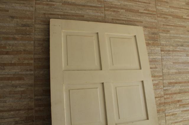 Porta branca de madeira almofadada - Foto 3